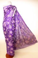Seidensari violett mit Blumenmuster