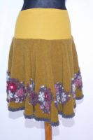 Rock aus gefilzter Wolle currygelb mit Blumenapplikationen