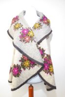 Ausdrucksvolle Weste aus grauem Wollwalk, Wollweste grau mit Stickerei, Outdoor-Wollweste