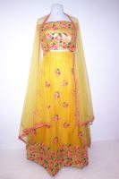 Lengha Choli Stoffset 3-teilig gelb mit rosa Blumen