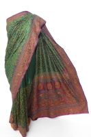 Seidensari dunkelgrün-weinrot filigran bestickt