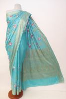 Seidensari türkisblau mit Blumenstickerei und gewebten Paisley-Bordüren