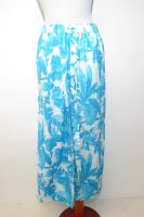 Hose aus reiner Baumwolle weiß-hellblau, Sommerhose aus Baumwolle, Freizeithose weiß-hellblau mit Blättermuster