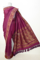 Seidensari magenta mit Borten in beige-braun